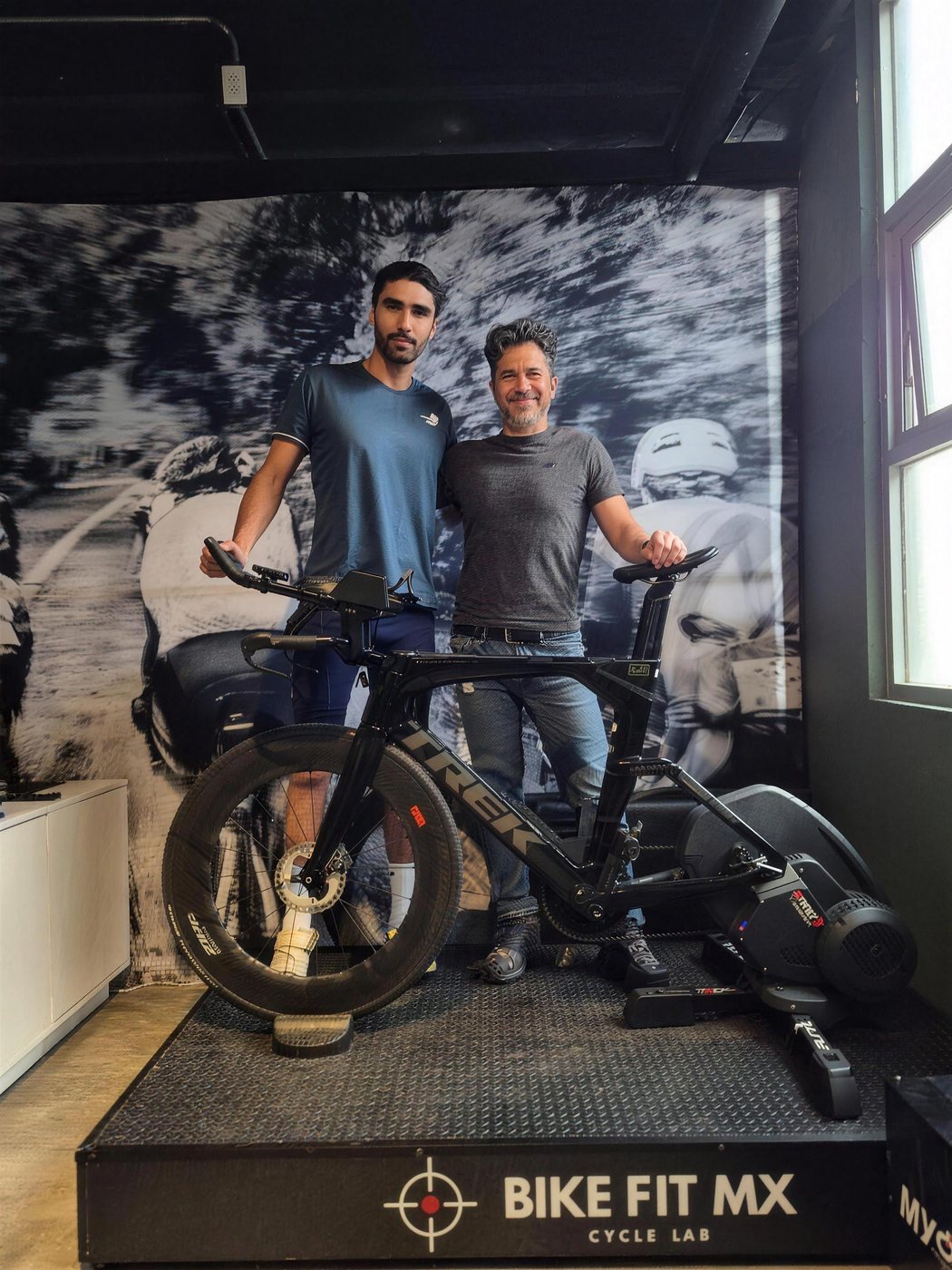 Guillermo Femat de Bike Fit MX junto a una bicicleta de triatlón en el estudio Cycle Lab