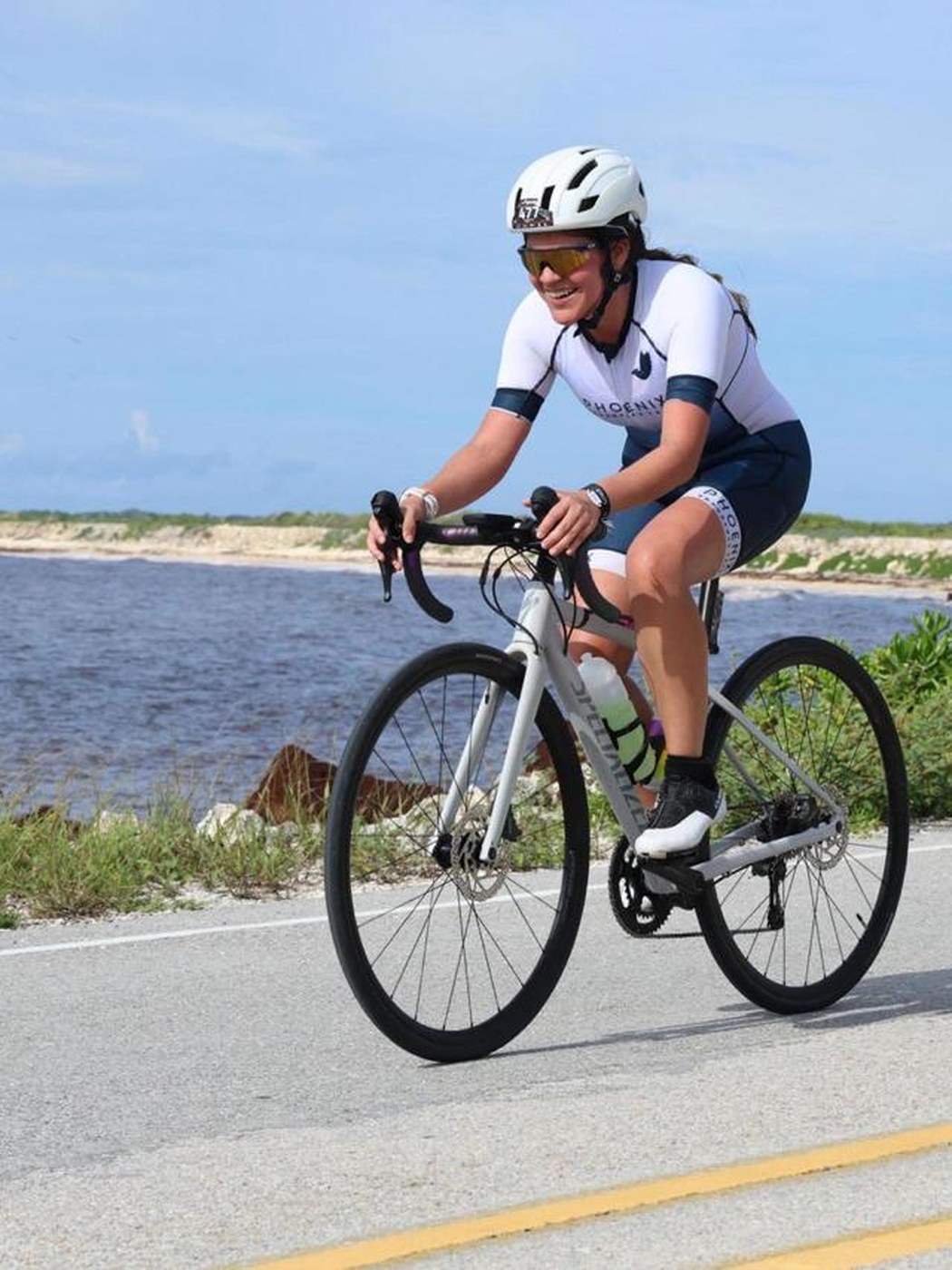 Daniela Ortiz Sánchez de PhysioSan cruzando la meta de Ironman 70.3 Cozumel con jersey Phoenix