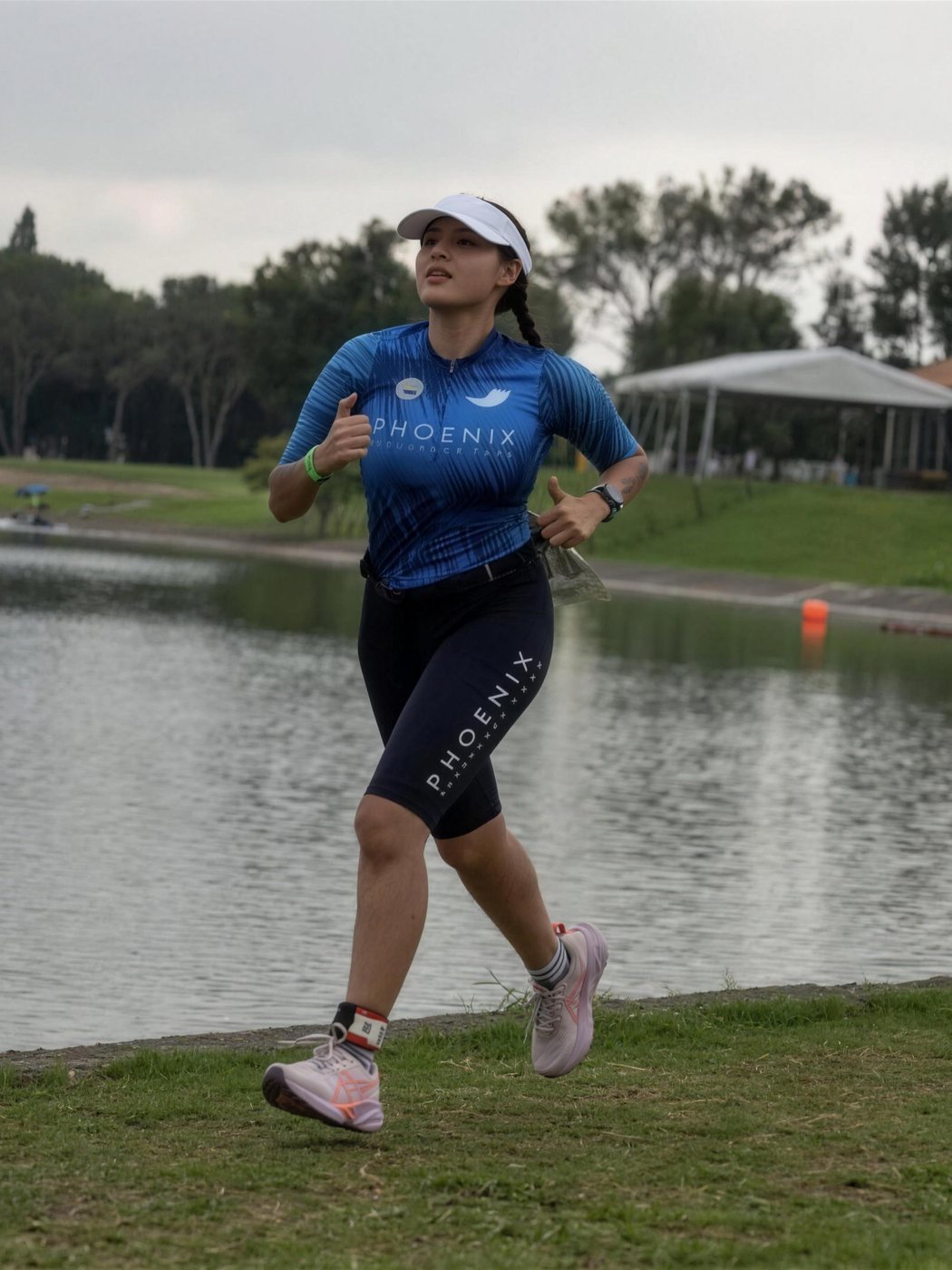 Arantza González López, nutrióloga aliada de Phoenix, corriendo con jersey Phoenix