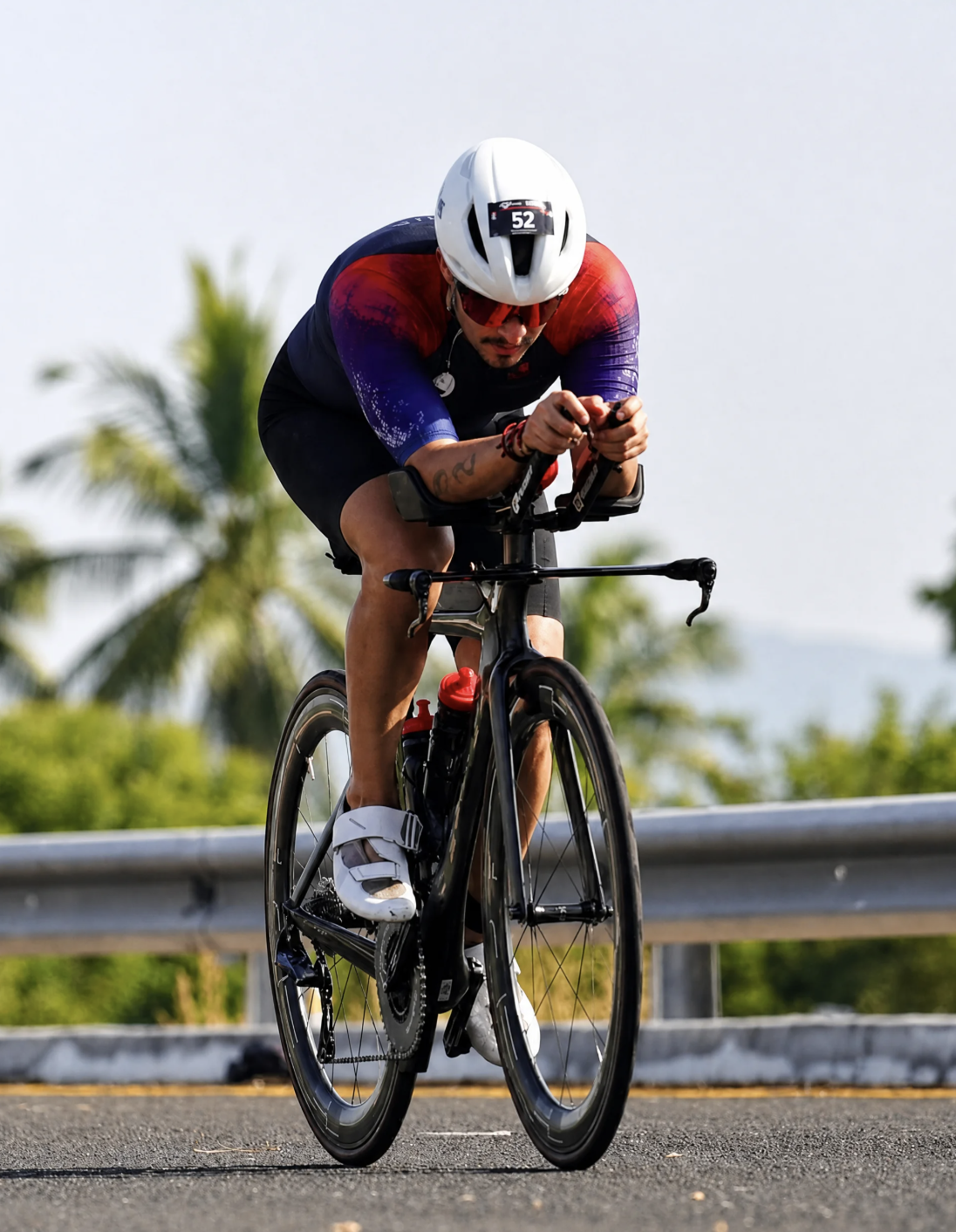 Alonso González en bicicleta de triatlón