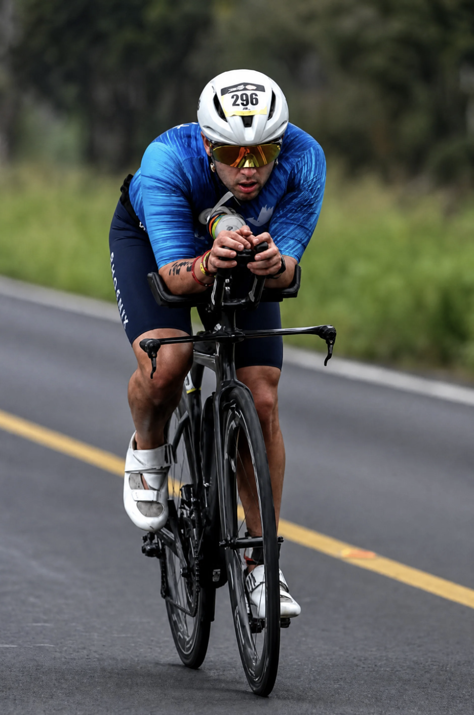 Alonso González en bicicleta de triatlón