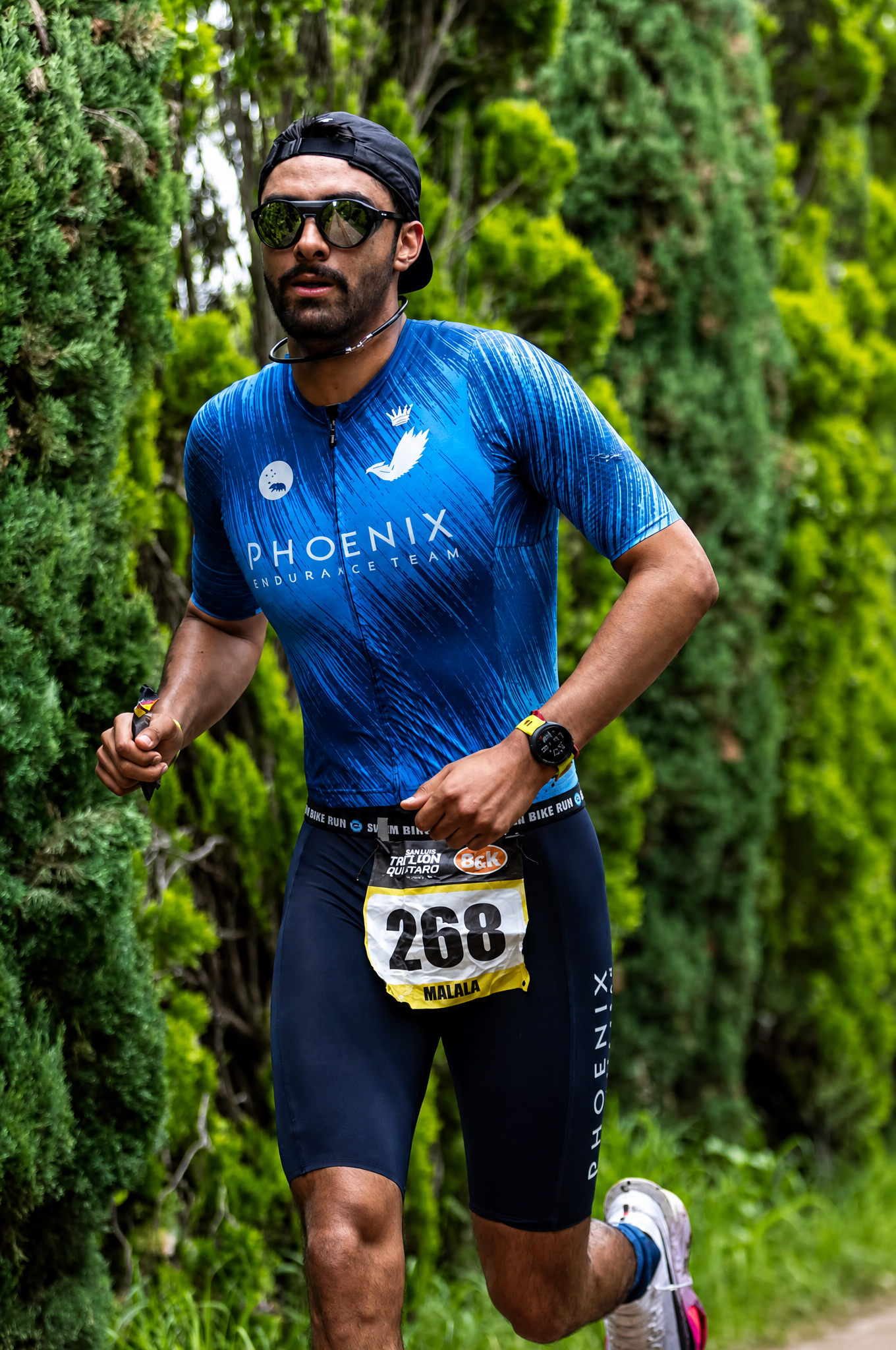 Diego Figueroa corriendo en competencia, jersey Phoenix