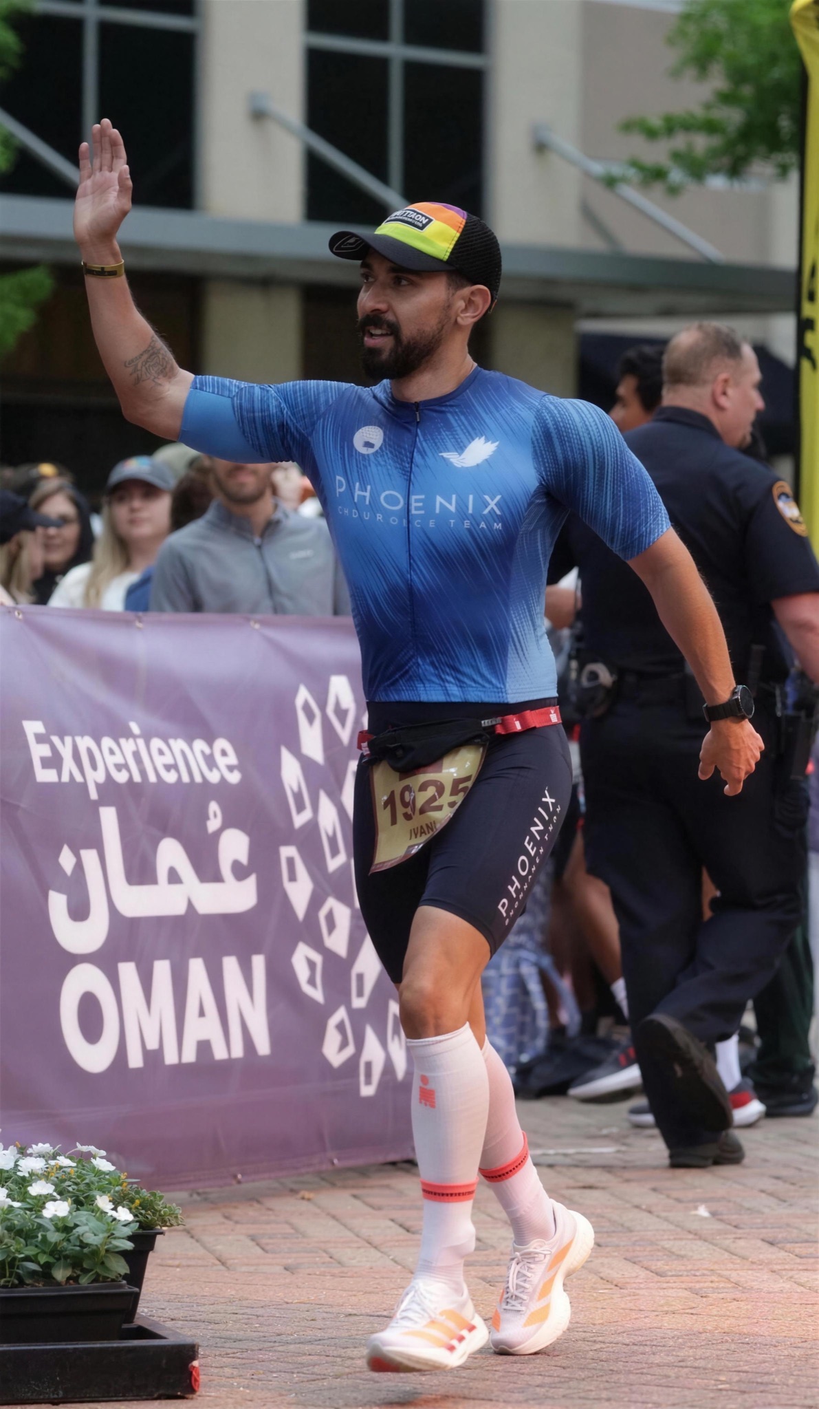 Iván Vivanco en meta de Ironman Omán