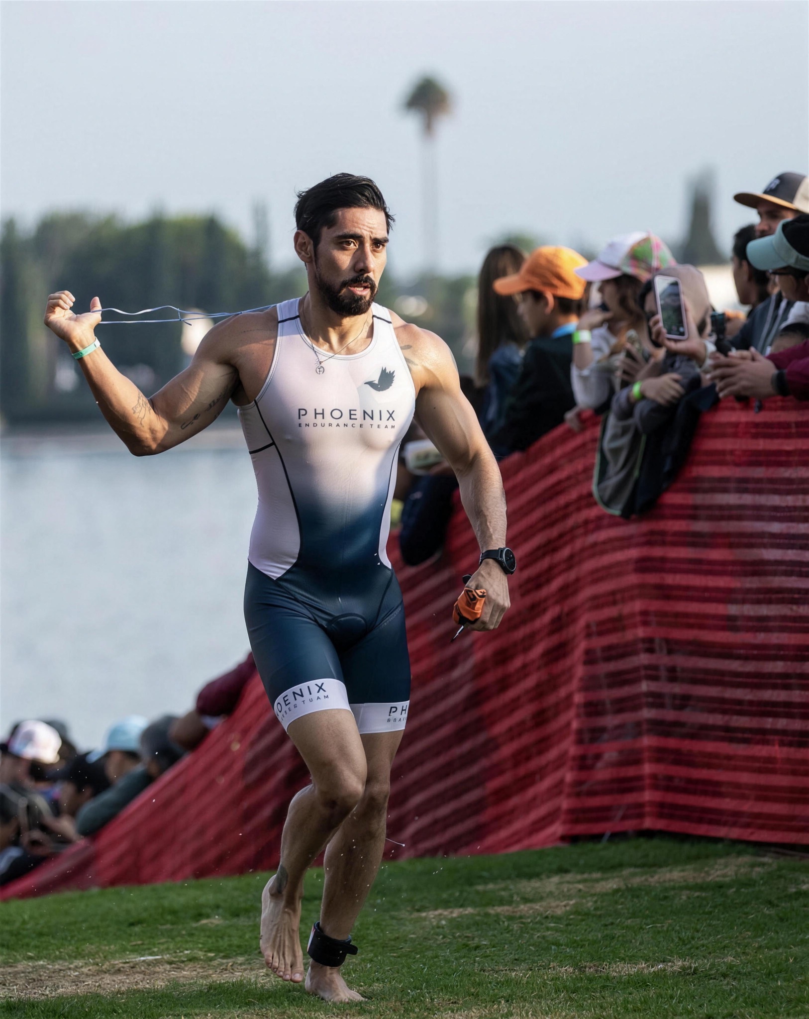 Iván Vivanco saliendo del agua en competencia
