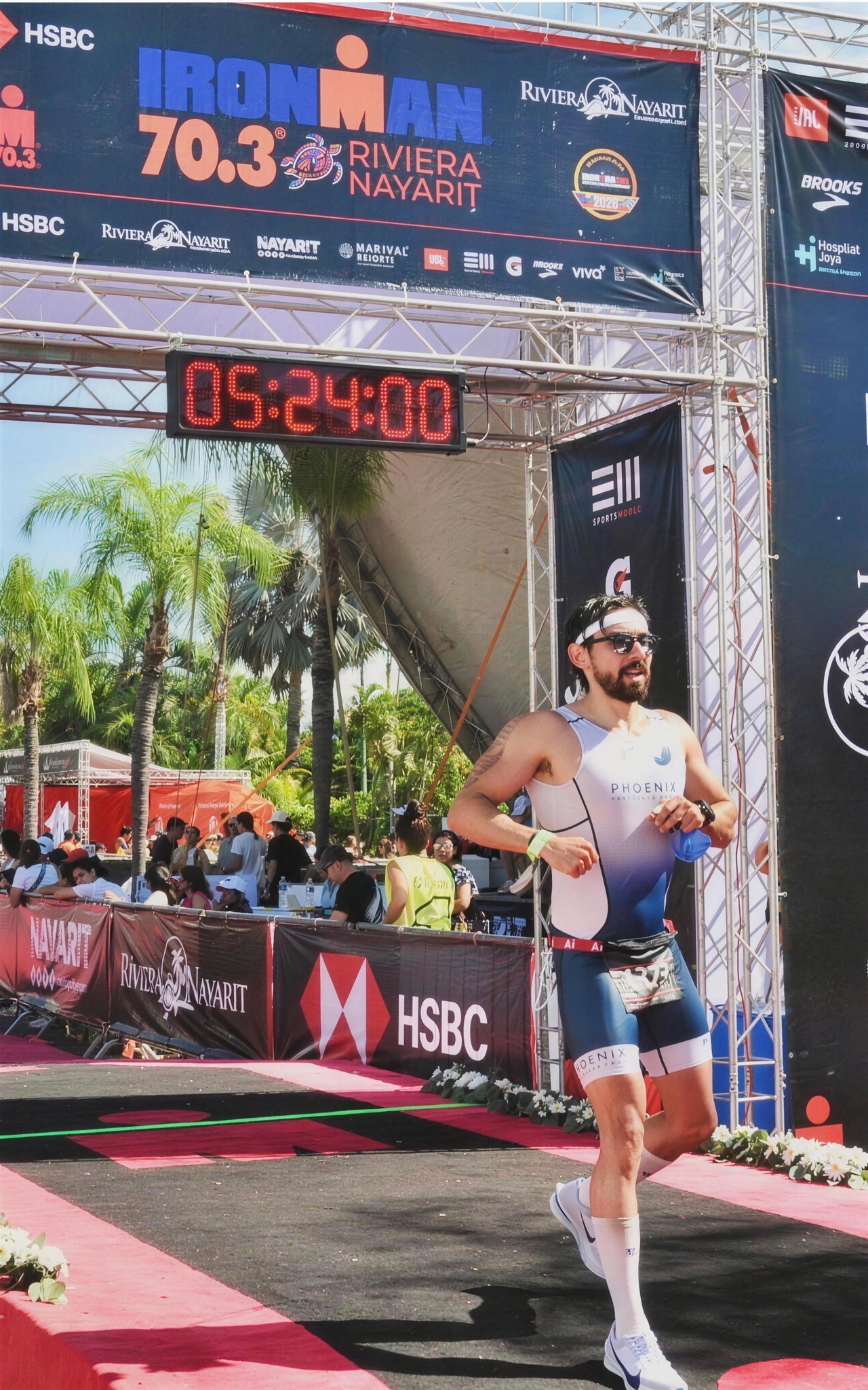 Iván Vivanco en meta de Ironman 70.3 Riviera Nayarit