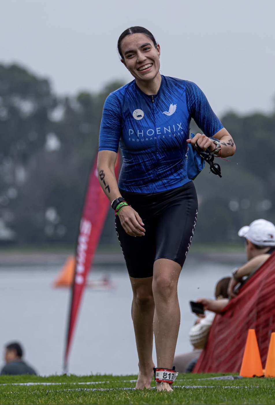 Daniela Mitre en competencia de triatlón, jersey Phoenix