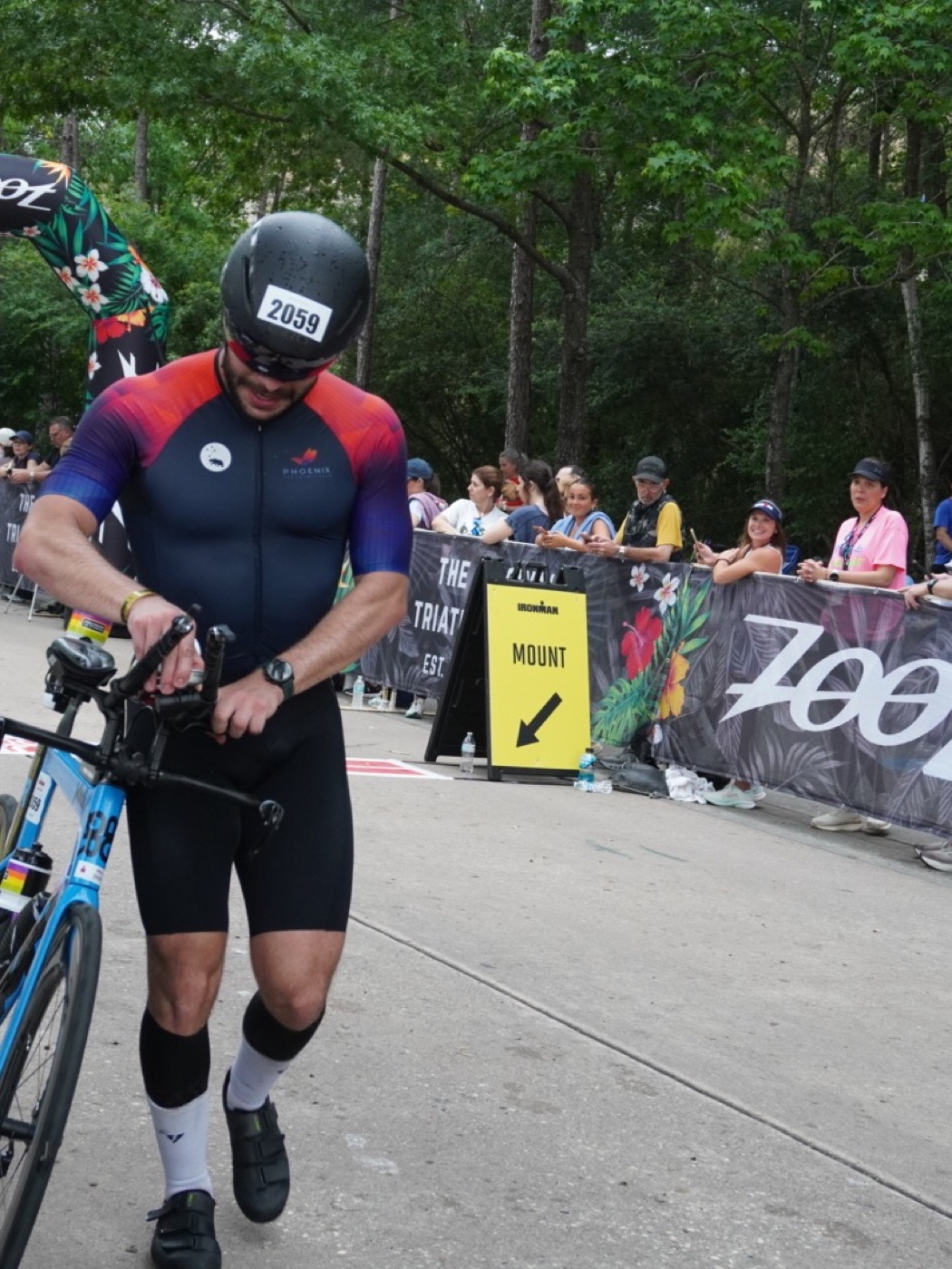 Eduardo Moukarzel cruzando la meta de Ironman Texas